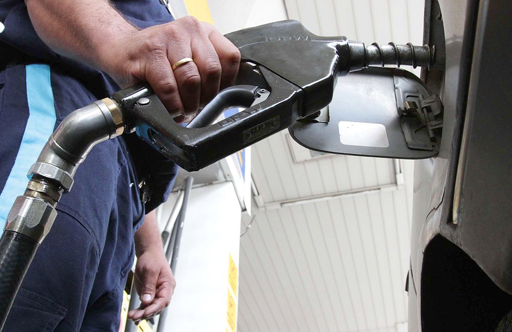 AHORA | 🔴

🔹El precio internacional del petróleo se desploma por debajo de los 70 dólares el día de hoy.

🔹Debido al miedo a recesión global y a la fuerte desaceleración de la economía china, principal importador. 

🔹En 🇵🇾 los precios al consumidor se mantienen sin cambios.