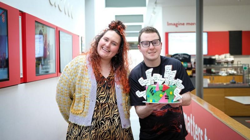 strawberryfield's tweet photo. Great British Bake Off's @lizzieacker_, ambassador to our Steps to Work programme, joined us to celebrate #NeurodiversityCelebrationWeek.
Lizzie created amazing cakes that showcased how our trainees feel about their #neurodiversity.

https://t.co/lbmHf8RQ2p

📸 @humansofliverpl https://t.co/HWZVaBQHAn