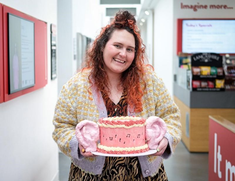 strawberryfield's tweet photo. Great British Bake Off's @lizzieacker_, ambassador to our Steps to Work programme, joined us to celebrate #NeurodiversityCelebrationWeek.
Lizzie created amazing cakes that showcased how our trainees feel about their #neurodiversity.

https://t.co/lbmHf8RQ2p

📸 @humansofliverpl https://t.co/HWZVaBQHAn
