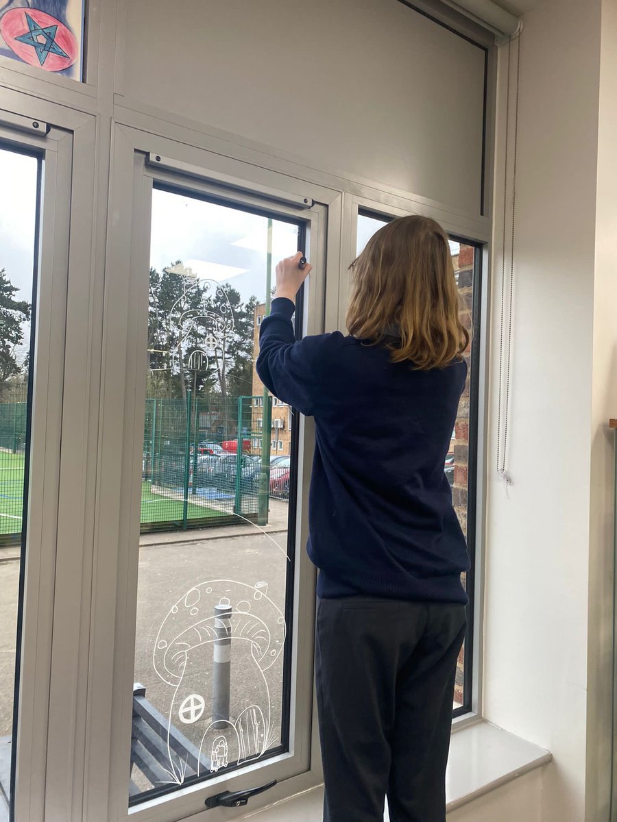QBridgeLibrary's tweet photo. We were thrilled to have local artist, Sian Hughes join us for a window art workshop in the library today #schoollibrary #windowart #qbreads https://t.co/YWAb3P0fGz