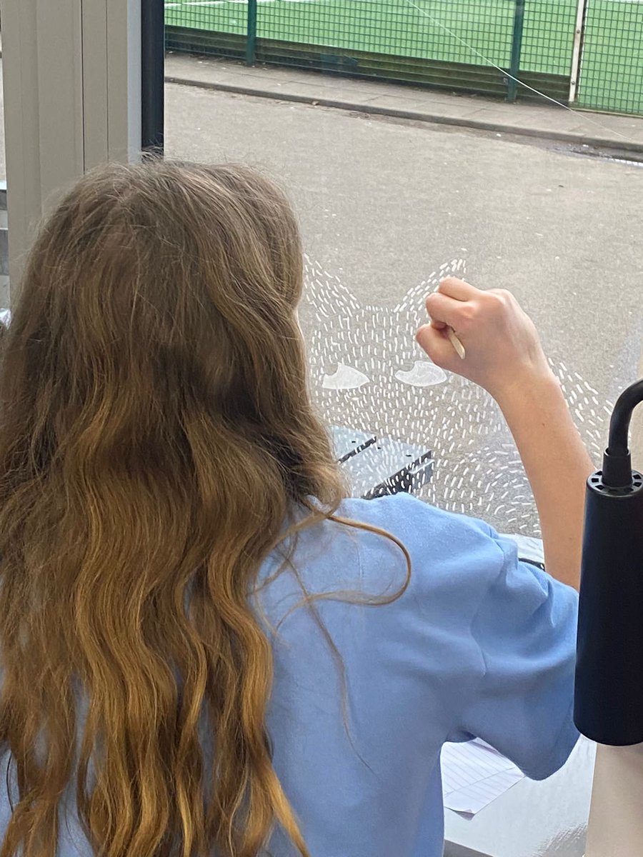 QBridgeLibrary's tweet photo. We were thrilled to have local artist, Sian Hughes join us for a window art workshop in the library today #schoollibrary #windowart #qbreads https://t.co/YWAb3P0fGz