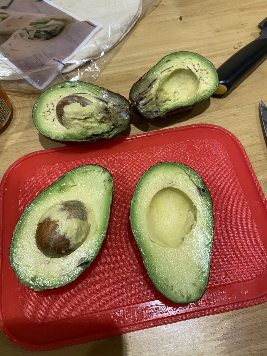 lexigibsonx's tweet photo. @AldiUK disappointing pack of avocados bought 2 days before cutting open, one perfectly ripe as it’s marketed and the other clearly gone off for days https://t.co/2w7YSSAlNK