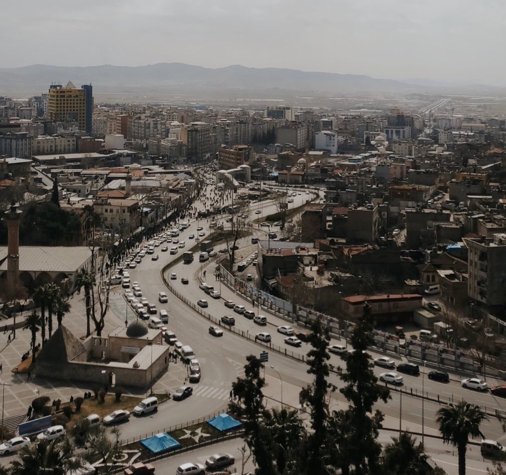 Elbet bir gün bu sokaklarda yeniden buluşacağız…
#kahramanmaraş