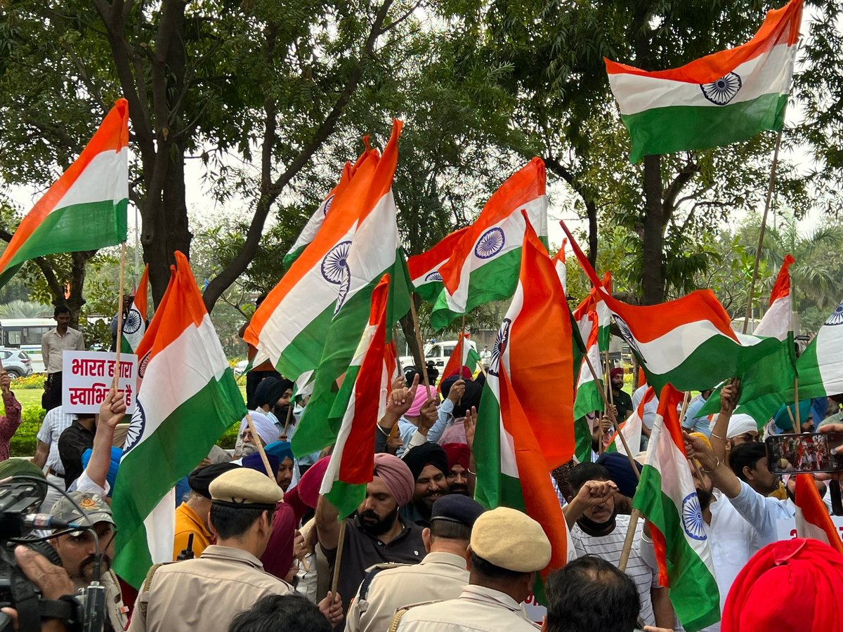 AskAnshul's tweet photo. Dear Khalistanis from UK,

These are Indian Sikhs who protested against you today, outside the British High Commission in Delhi

They are demanding action against all those Khalistan elements who disrespected Indian flag &amp; tried to pull it down at Indian High Commission in London https://t.co/6l08hkBQ62