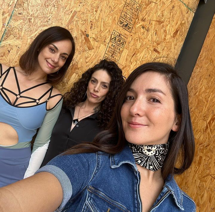 erendiritasfans's tweet photo. ¡Algo está pasando! Las Aparicio ❤️😍✨

¡Que gran sorpresa!✨

📸Vìa Instagram @erendiritas @elgallogallardo @gadelagarza @ximenagonzalez_rubio @paugaitan @nybarrak @argosmediagroup https://t.co/Umvc8yBDHm