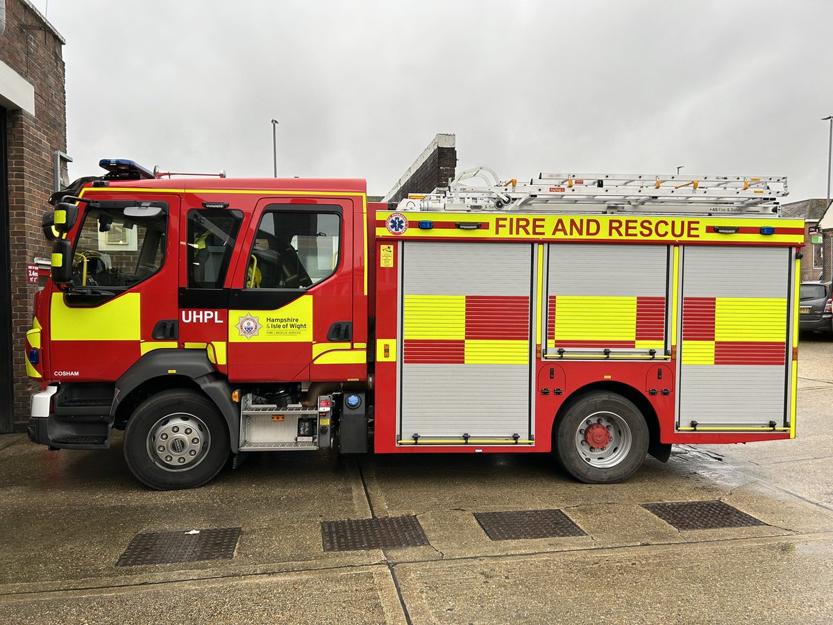 Cosham23's tweet image. Today our new intermediate capability appliance JH23P6 has been put on the run following completion of familiarisation training by all the watches and input from @HIWFRS_LandD it replaces 23P1. Thanks to @HFRS_Tech for fitting out and delivering it. #NewTruck #FireEngine #Cosham