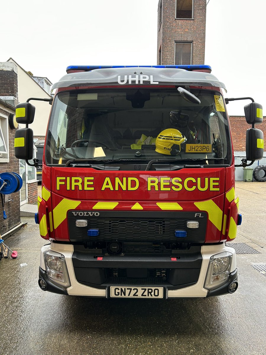 Cosham23's tweet image. Today our new intermediate capability appliance JH23P6 has been put on the run following completion of familiarisation training by all the watches and input from @HIWFRS_LandD it replaces 23P1. Thanks to @HFRS_Tech for fitting out and delivering it. #NewTruck #FireEngine #Cosham