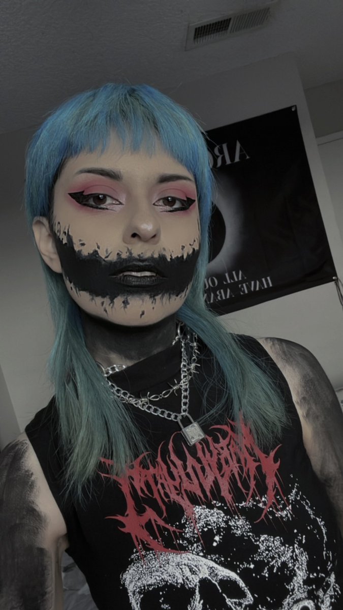 grnsulfur's tweet photo. Never posted these on here but the Creatures era still has an absolute HOLD on me #motionlessinwhite #mehronmakeup #miw https://t.co/rld4swfaWe