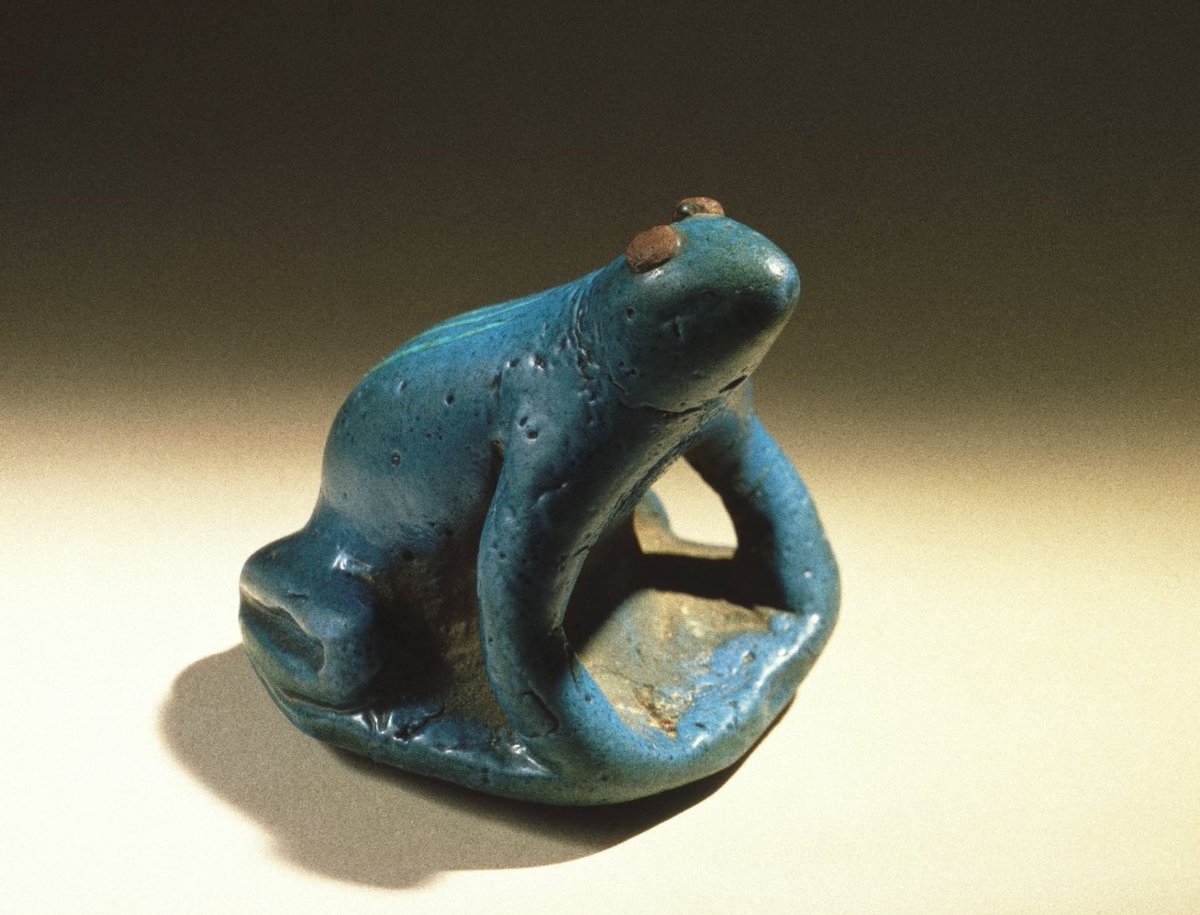 Ancient Egyptian frog, blue faience, c. 1390-1353 BC.
📷: Brooklyn Museum (CC BY 3.0) brooklynmuseum.org/opencollection…

#WorldFrogDay 🐸 ❤️
#Archaeology