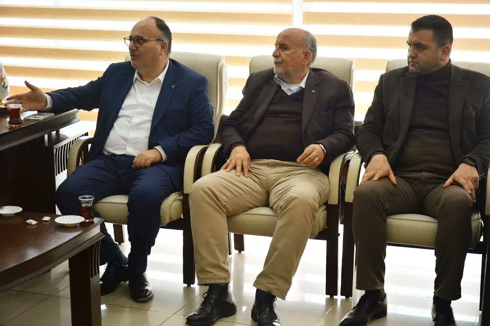 AK Parti Şehzadeler İlçe Başkanımız sayın Mehmet Emin Çipiloğlu'nu ilçe binamızda ziyaret ettik. Nazik misafirperverliklerinden dolayı kendilerine teşekkür ederiz.
#akparti
#manisa
#akhisar
#milletvekili
#inandığınyoldayürü
#türkiyeyüzyılı