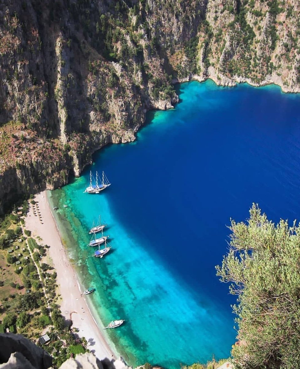 Kelebek Vadisi’nin geçmişi MÖ IV. yüzyıla kadar uzanır. Likya’nın “Perdicia” isimli yerleşim yerinin bazı kalıntıları Kelebek Vadisi Kanyonu’nun hemen üstünde yer alır. Buradaki köy “Faralya” ismiyle anılmaktadır. Mahallenin günümüzdeki adıysa Uzunyurttur.
