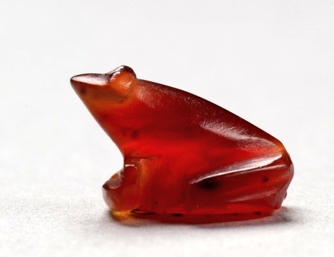 Apparently, it's #WorldFrogDay!
A tiny #Egyptian #frog amulet, made of carnelian (height 0.9 cm). Because of their numerous offspring, #frogs were considered a symbol of fertility.
Dating c. 1540-1296 BC, New Kingdom.

Photo: Cleveland Museum of Art