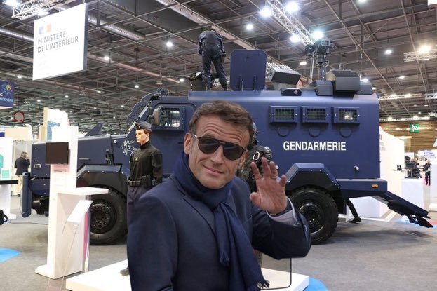 VilainCat's tweet photo. Emmanuel Macron : "Le gouvernement est, comme il l’a toujours été, à votre écoute pour avancer par le dialogue." https://t.co/kQpyqumFlC