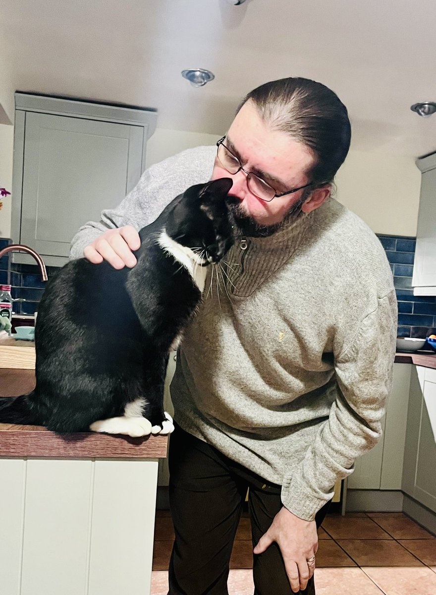 PamWeeden's tweet photo. He doesn’t like cats. Apparently. #RESCUE #RescueCats #BlackCat #Cats #CatsofTwittter #Family https://t.co/Lg2FCzVU8A