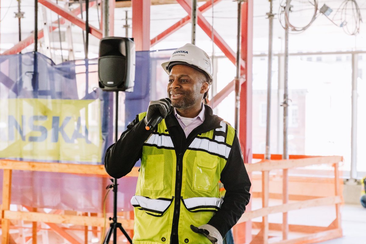 SkanskaUSA's tweet photo. We topped out at 17xM, an 11-story, 334,000-SF mixed-use development in DC’s central business district. With more than 170K man hours to date and slated to be the first SmartScore-certified office building in North America, it’s a #milestone worth celebrating. #ShapingOurFuture https://t.co/sh8gSr18SF