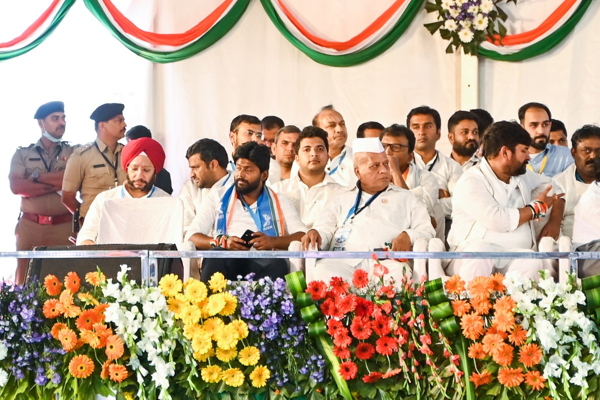 JoelSAndrade's tweet photo. I participated in Yuva Kranti Samavesha in Belagavi, Karnataka, wherein @RahulGandhi ji announced a guarantee - YuvaNidhi.

₹3000/month for Graduates  
₹1500/month for Diploma holders  
2.5L Govt jobs in 1 year  
10L Pvt sector jobs 

YuvaNidhi will empower the unemployed. https://t.co/t18fbWd1NI
