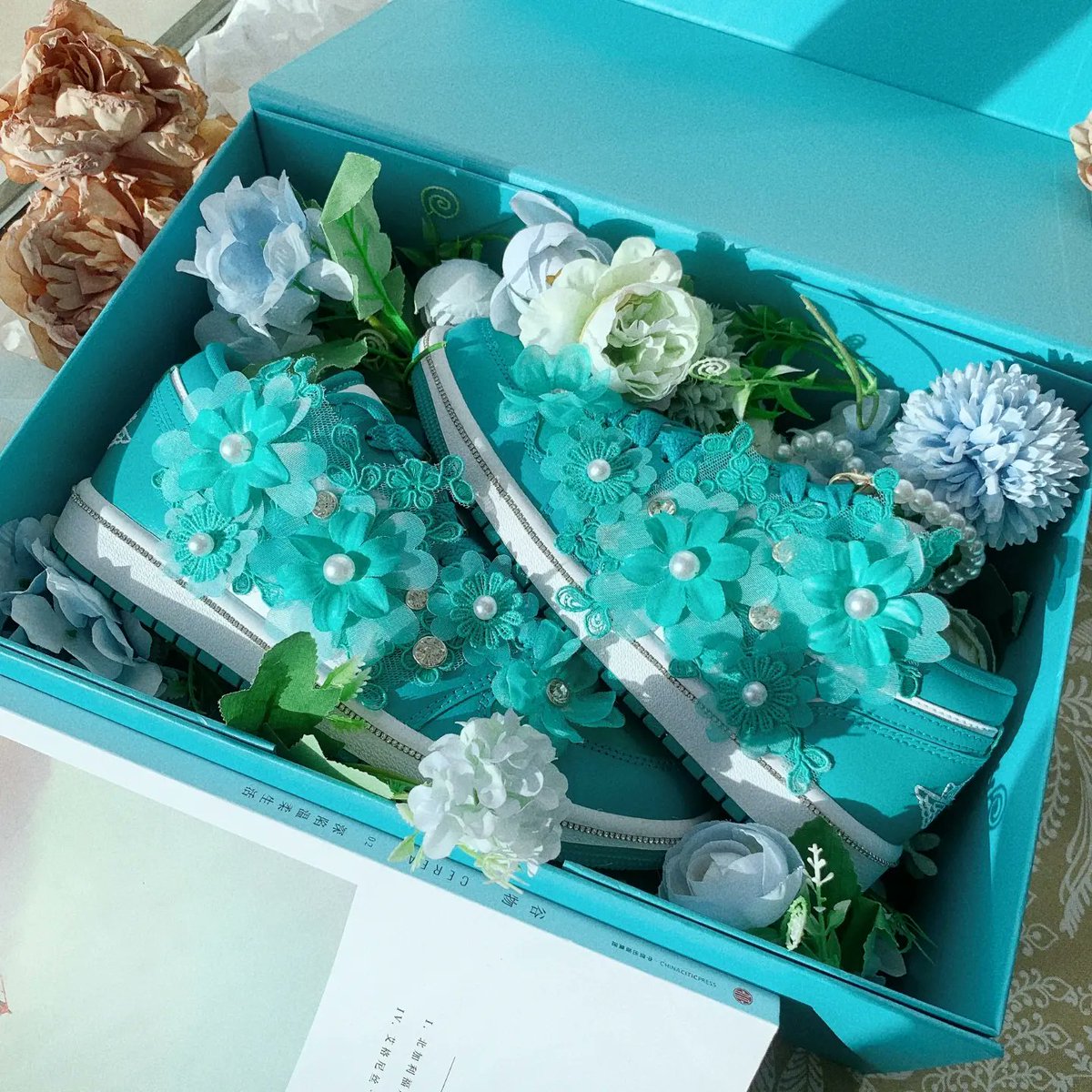 out_ctm's tweet photo. Jordan Air Jordan 1 Low "Language of Flowers"
Designed by Øut Custom

#Sneakers #sneaker #sneakercustoms #ØutCustom #outcustom #nike #TiffanyAndCo #tiffany #nike #jordan #aj1 #AirJordan1 #AirJordan #diy https://t.co/yxPsESt3t6