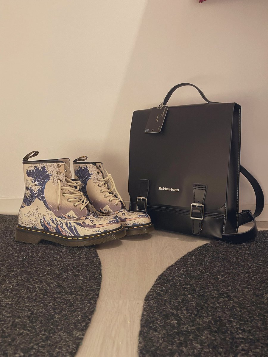 Voisko olla kevätkesä akseli jo et pääsis tallustelee uusilla maihareilla &amp; ulkoiluttaa samal uutta läppärireppua.