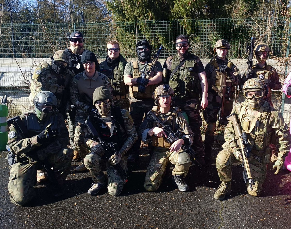1erCorpsCo's tweet photo. Une grande fierté d’avoir réuni 18 membres du Corps autour d’un événement #airsoft chez #wildtrigger 🔥
Les fous rires, festivités et billes mal placées étaient au rdv de ce week-end 💪🏻🥩🍻
Merci également à Spak et Izkou d’avoir représenté l’UNNI, vous étiez parfait 👌🏻 https://t.co/d9KTde8VZd