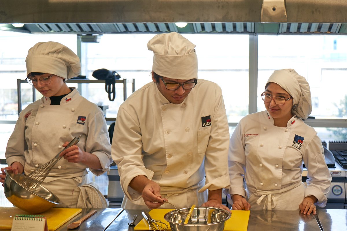 AIEP's tweet photo. La Escuela de Gastronomía, Hotelería y Turismo de AIEP obtuvo una resolución sanitaria que es otorgada por la @SeremiSaludRM. 🏥✅ Esto nos convierte en la única institución de educación superior que posee esta validación ministerial. 😃

Conoce más ➡ https://t.co/k2DC5XGfGl https://t.co/c4UyHrrVXT