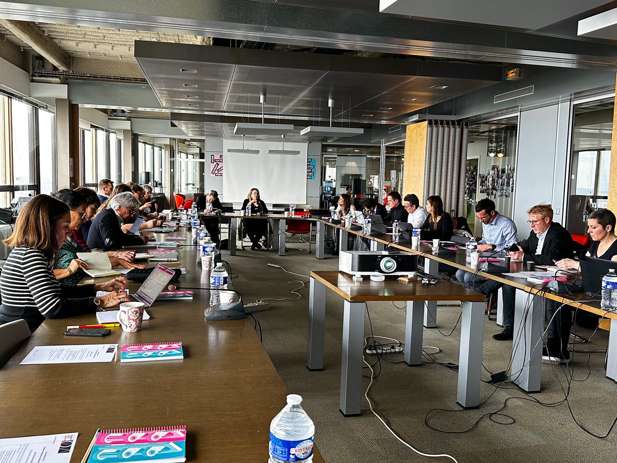 A l’occasion de la réunion de la 1ère plénière « relations institutionnelles », les représentants régionaux se sont retrouvés au <a href="/Senat/">Sénat</a> pour un déjeuner de travail autour de <a href="/MartadeCidrac/">Marta de Cidrac</a> sénatrice et architecte puis au Conseil national autour de la Présidente <a href="/c_leconte/">Christine Leconte</a>