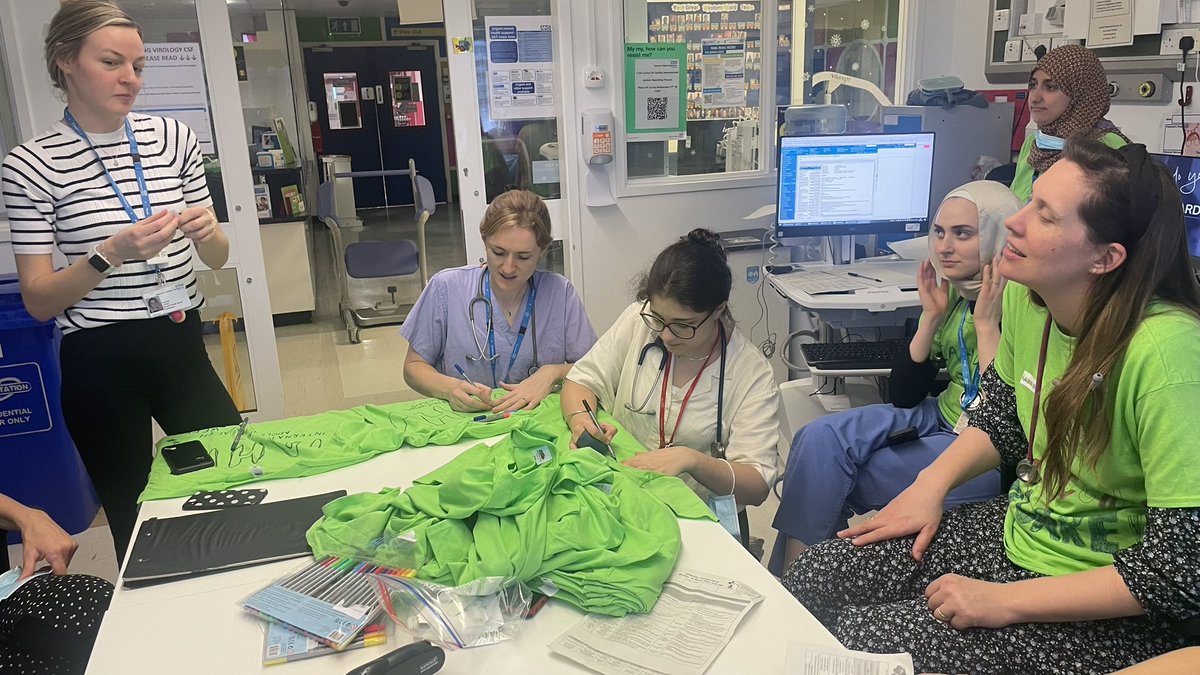 Designing t-shirts & talking all things adolescent #IAHW @ImperialNHS @CC4CLondon @11to25hub 💚💚💚💚💚