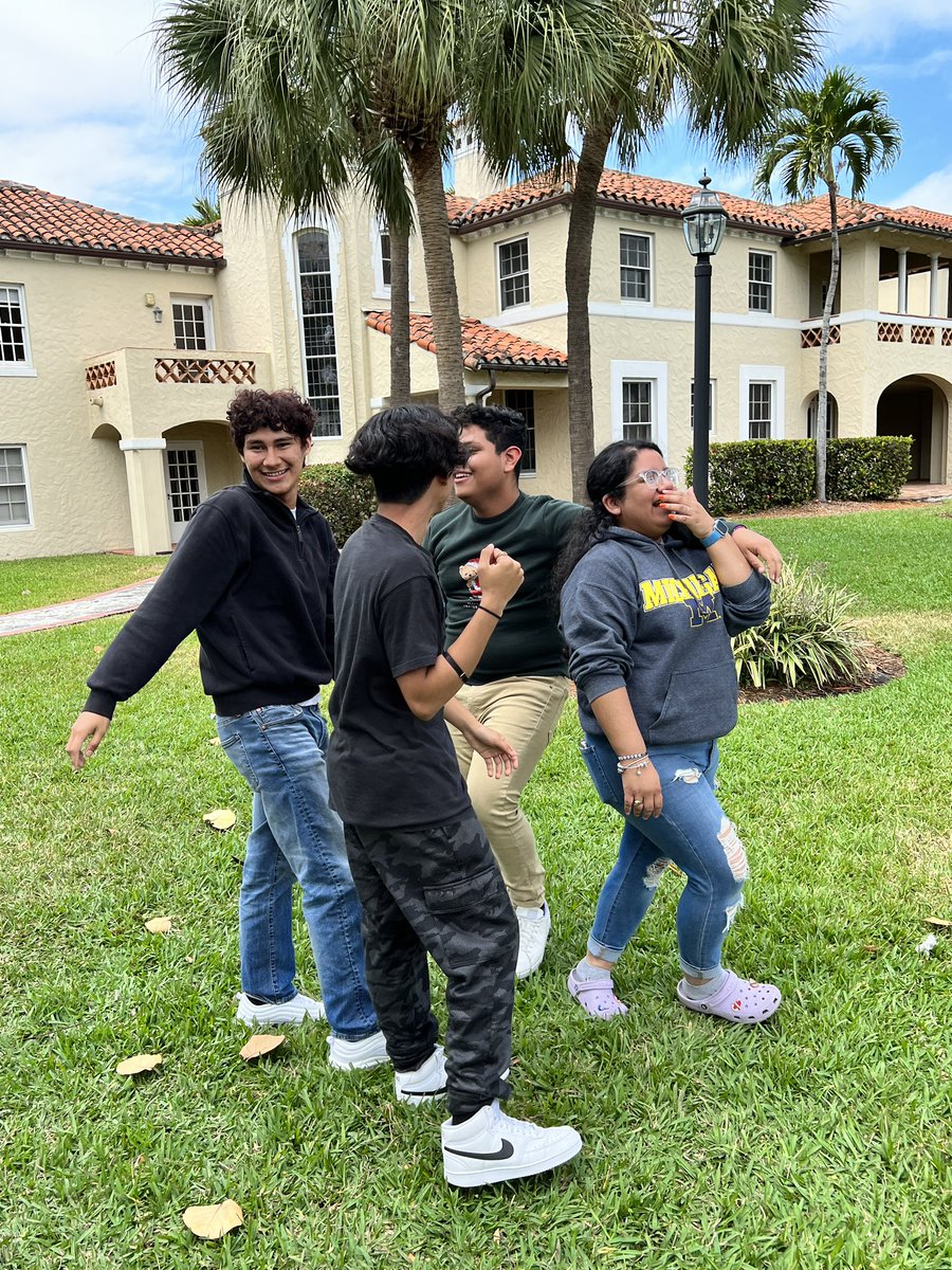 AFSCFL's tweet photo. Another day with our Cipotes! 🎨 👩🏽‍🎨👨🏾‍🎨☀️Today we continue our art pieces for our in person art expo and having fun during #springbreak2k23 #CipotesArtandFun  @ResistanceSeeds https://t.co/M37Z4tkYgk