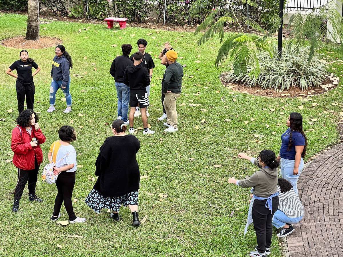 AFSCFL's tweet photo. Another day with our Cipotes! 🎨 👩🏽‍🎨👨🏾‍🎨☀️Today we continue our art pieces for our in person art expo and having fun during #springbreak2k23 #CipotesArtandFun  @ResistanceSeeds https://t.co/M37Z4tkYgk