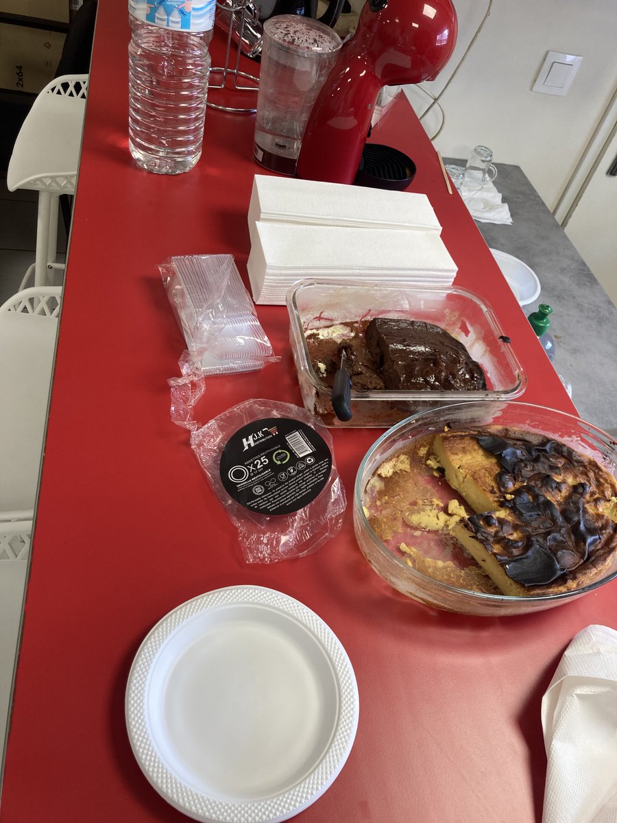 ipeos_ssll's tweet photo. [☀️Happy Working]

Aujourd’hui c’est cheesecakes et fondants au chocolat à base de bananes plantain et poto, faits maison par la CEO ! 🥮

Merci @betfau pour cette attention qui a illuminé notre journée de travail   !

#happyworking #IPEOS #gateauxmaison https://t.co/zh0AjIQuvz