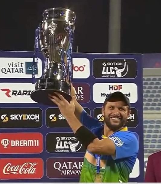 Shahid Afridi with the trophy, the Boom Boom feeling. #LegendsLeagueCricket #GOAT𓃵