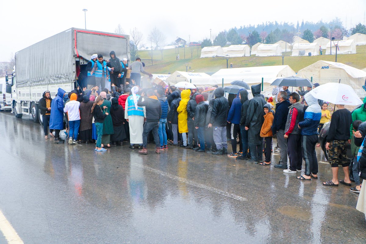 #Ration parcels are distributed in #Kahramanmaraş, #Türkiye to the hundreds of families living in various #tent cities due to the devastating #earthquakes.

Donation line: +447900 175 555