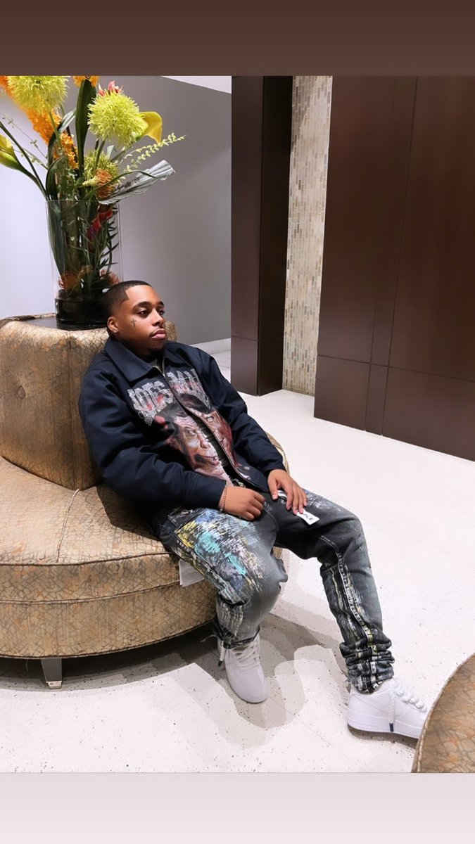 BDTRELILBROTHER's tweet image. Me fully dressed waiting on bitches to put they wigs on and finish they make up so we can enjoy 1 hour in the club