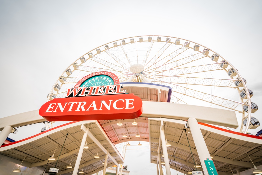 TheIslandPF's tweet photo. 📍Your Spring Break vacation officially begins here. Whether you want to play, shop, eat, spin, or jump- we've got you covered 🤗

Skip the line &amp; get your tickets now:https://t.co/v18gnS3BLv

#TheIslandPF #PigeonForge #Tennessee #SmokyMountains #SpringBreak #Vacation https://t.co/f3GsSteq8t