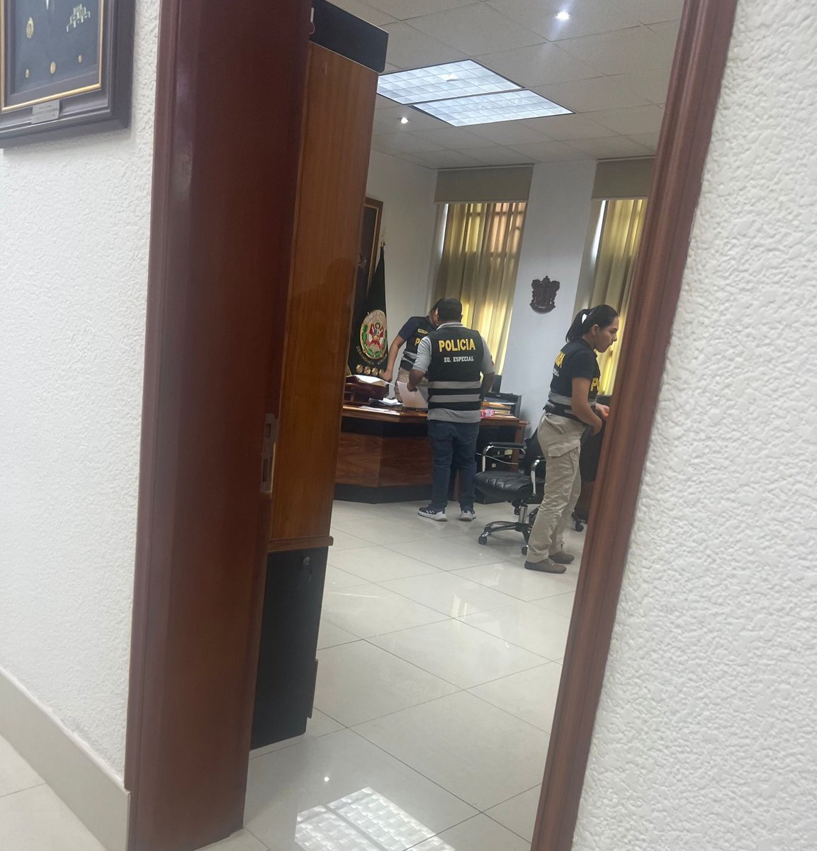 Jovich24's tweet photo. El MP allanó la casa y las oficinas del Comandante General de la PNP. Algunos fiscales piensan que es parte de una organización criminal por una simple foto con "El Español". En este momento el Gral. PNP Raúl Alfaro se encuentra en las diligencias correspondientes, dando la cara. https://t.co/9EsQHFiWlo