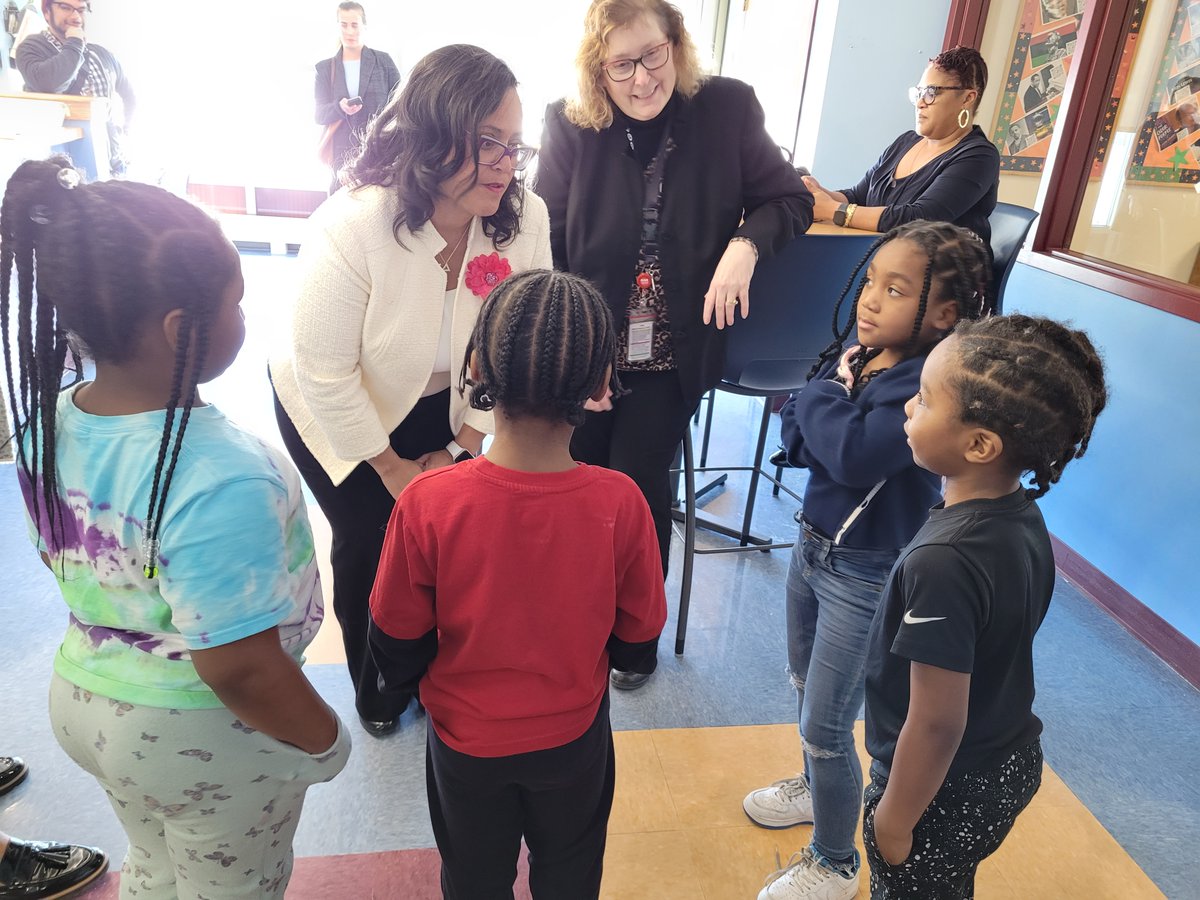 MnDeptEd's tweet photo. Deputy Commissioner @drsburrage joined @GovTimWalz and @LtGovFlanagan at @MPS_News' Bethune Elementary School in reading to students and celebrating #NationalReadingMonth https://t.co/unFfqiSOUW