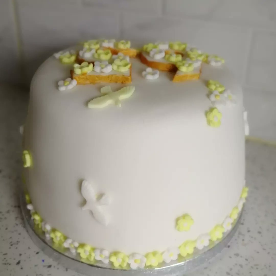 From all sides. A recent vegan lemon birthday cake for a special birthday 🎂
#joejoesbakes #jjb #homebakery #independentbaker #leicestershirebusiness #leicestershirebaker #leicestershiremakers #veganbirthdaycake