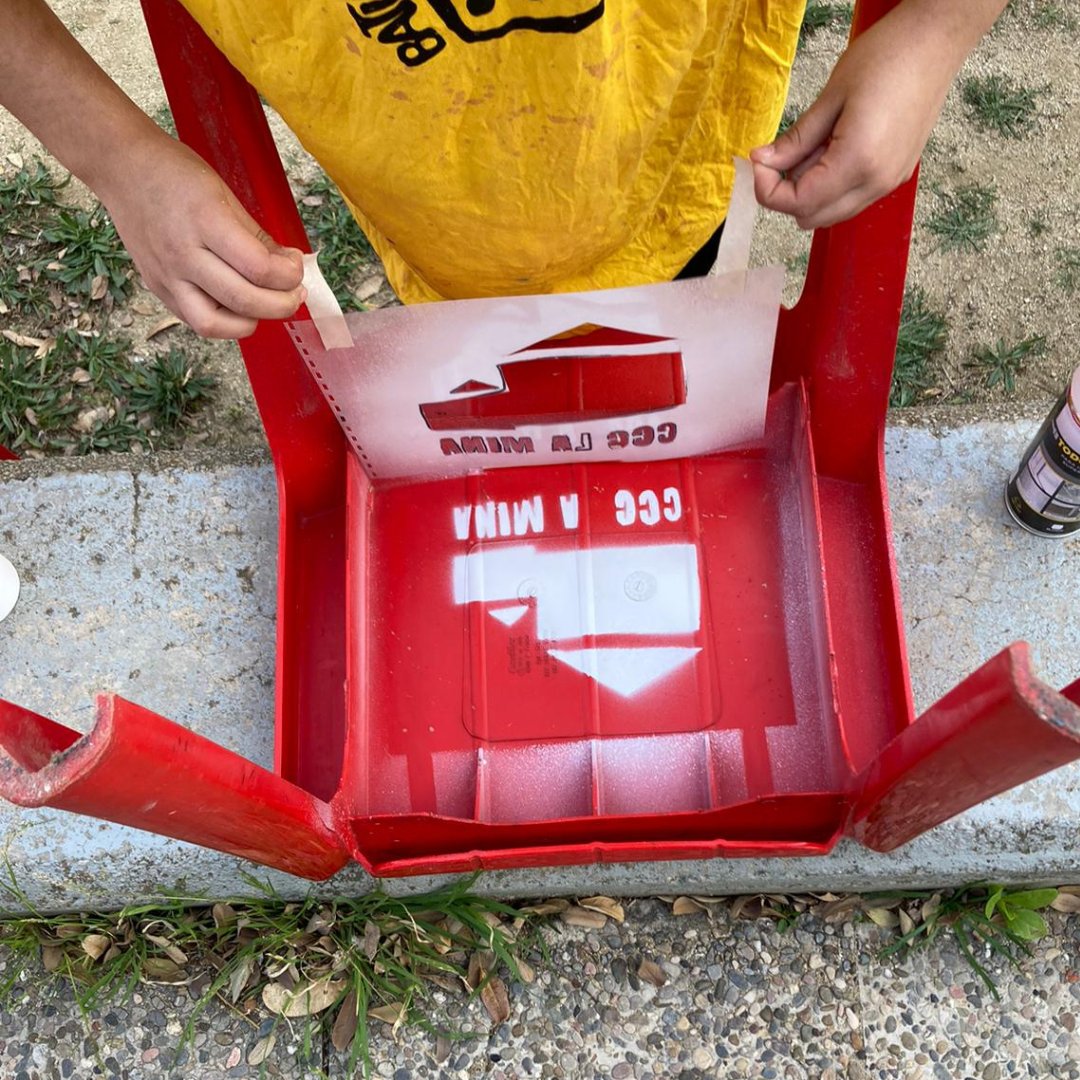 EspaiJoveLaMina's tweet photo. Avui hem estat pintant les cadires del casal cívic.🎨

El nostre grup d'adolescents ja va estar l'any passat pintant el túnel del carrer Mart i avui els han ensenyat un nou format per a pintar en plàstic.

🤩Ens ho hem passat genial!!🤩 https://t.co/4cvDzbxxYs