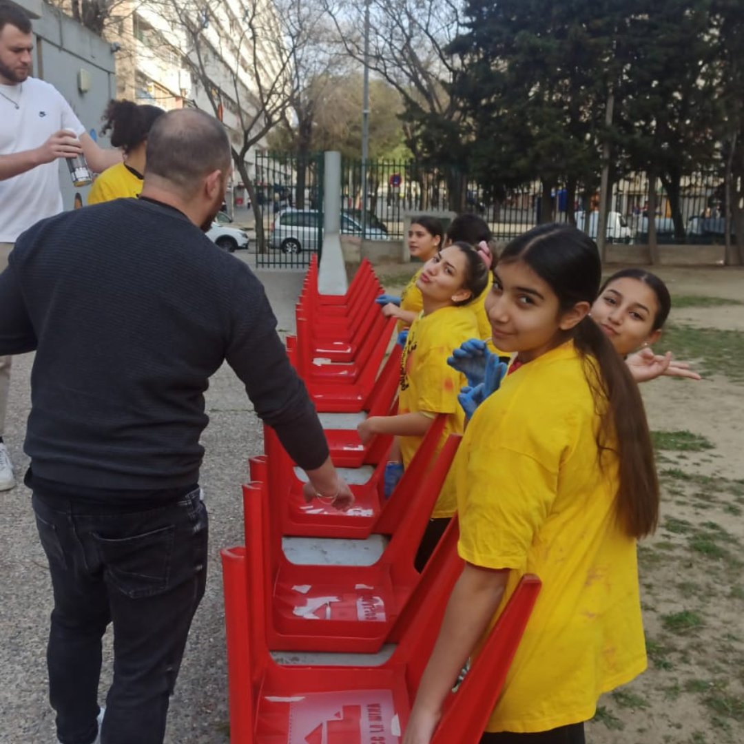 EspaiJoveLaMina's tweet photo. Avui hem estat pintant les cadires del casal cívic.🎨

El nostre grup d'adolescents ja va estar l'any passat pintant el túnel del carrer Mart i avui els han ensenyat un nou format per a pintar en plàstic.

🤩Ens ho hem passat genial!!🤩 https://t.co/4cvDzbxxYs