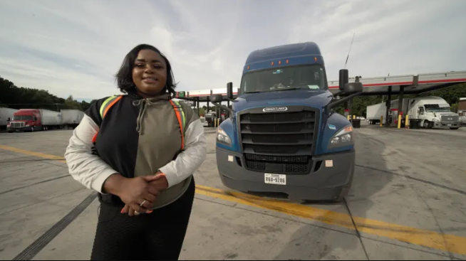 Trans_Link's tweet photo. Clarissa Rankin has leveraged the power of social media to promote the truck driving profession to women and showcase her daily life as a truck driver. Who else out there is leveraging social media to grow their trucking businesses? 🚛🚛🚝🚝 #WomeninTrucking #womenempowered https://t.co/xCypLnTer9