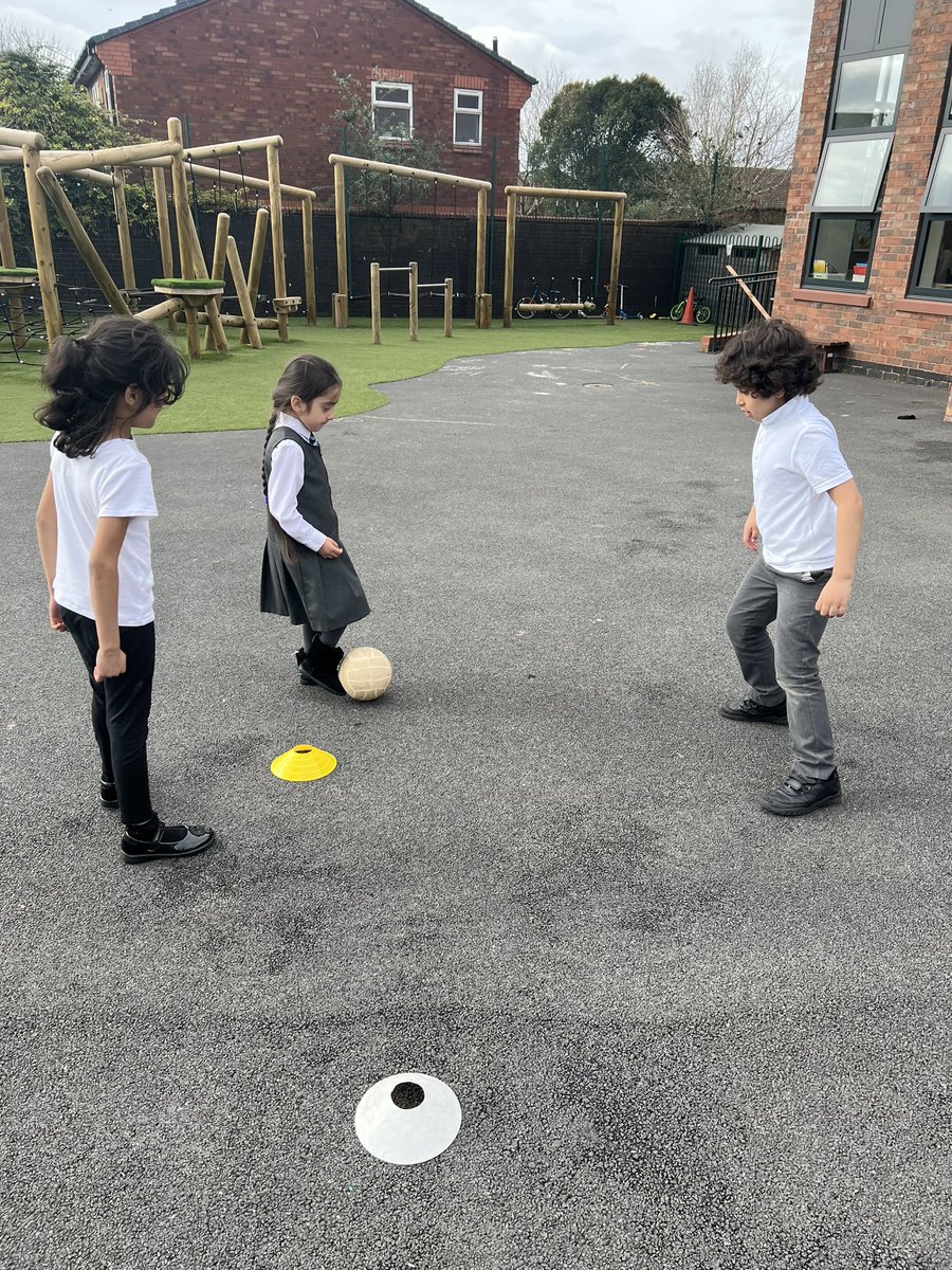 SmithdownPrimY2's tweet photo. To attack or to defend? 2SR have had lots of fun in P.E this afternoon, learning how to intercept the ball. We took turns being attackers and defenders in a range of sports. We worked in teams to pass to each-other and protect our goals! ⚽️ 🏈 Well done 2SR!!#smithdownpe #2SR https://t.co/CMg5kScoLg