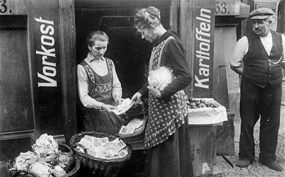 🇩🇪Alemania 1.923. La situación de la inflación era tan grave que la gente debía ir con cestas de billetes por un trozo de pan. 

Eso es lo que pasa cuando un gobierno o entidad tiene el poder de aumentar la oferta monetaria a voluntad.

!Nadie puede hacer esto con #Bitcoin! 🔥