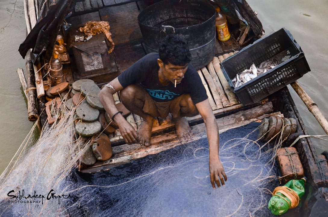 SubhadeepguptaP's tweet photo. Life of a fisherman 🛶🐟
( A fisherman is always hopeful -- nearly always more hopeful than he has any right to be.)
.
Captured by: @SubhadeepguptaP 📷
.
#streetphotography #photooftheday #people #photography #Documentary https://t.co/n2EGDzUBVy