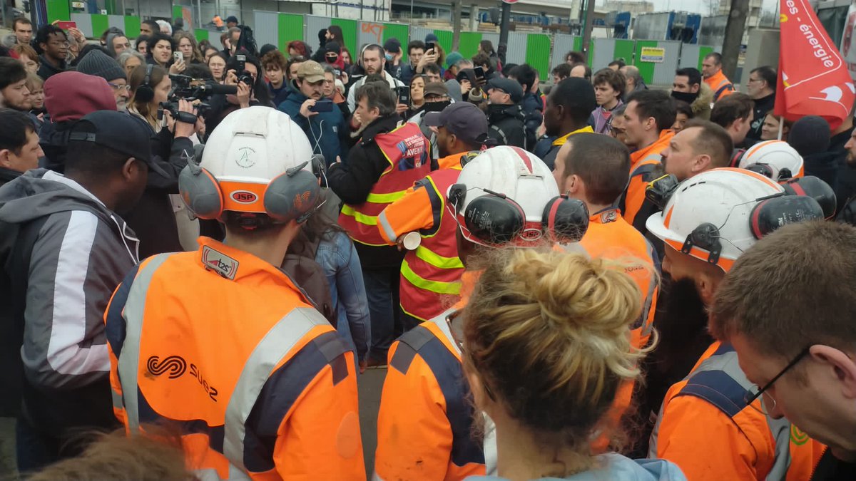 Papalimalima1's tweet photo. #ReformesDesRetraites C'EST LA GUERRE 
Les éboueurs viennent de reconduire en AG la grève jusqu'au vendredi 24 mars✊🤬
On va les ruiner ! https://t.co/LfmHLSwMVc
