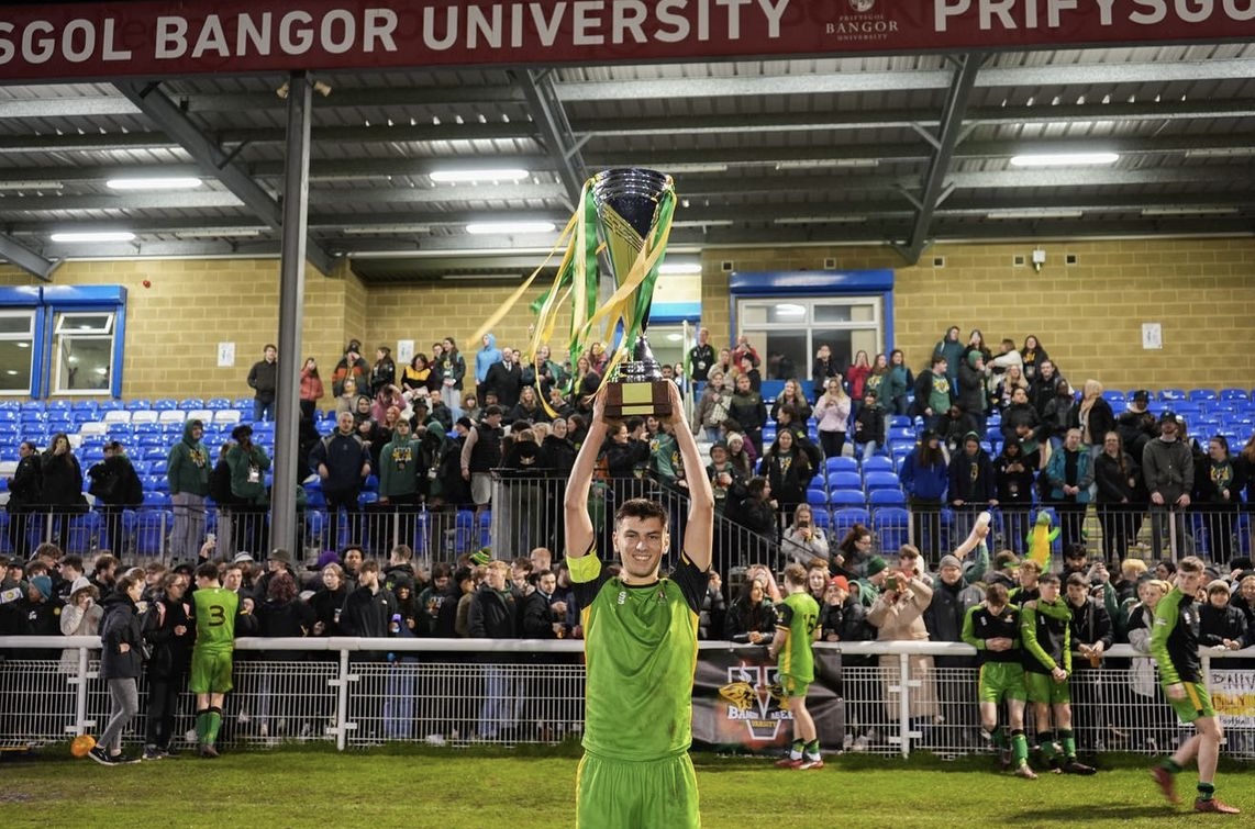 prifysgolbangor's tweet photo. 💥 Enillwyr Varsity! 💥

Roedd y gystadleuaeth yn un ffyrnig, gyda chyfanswm o 44 gêm yn cael eu chwarae, ond gyda sgôr terfynol o 30-11 Prifysgol Bangor sydd wedi ennill y Bencampwriaeth Ryng-golegol!

📸 Lewis Thompson @UMCB1 @Bangorstudents https://t.co/dzuEZNLpVA
