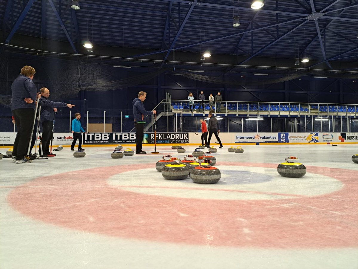 CurlingFryslan's tweet photo. Zondag 19 maart was het #IFKK2023 #Curlingtoernooi in de @11Stedenhal in @leeuwardenstad. Bijna 40 curlers en rolstoelcurlers maakten er een gezellige en sportieve dag van. Meer foto's op onze Facebookpagina en website. Kom jij volgend jaar ook meedoen of kijken? #Curling https://t.co/5XHvDHqJz1