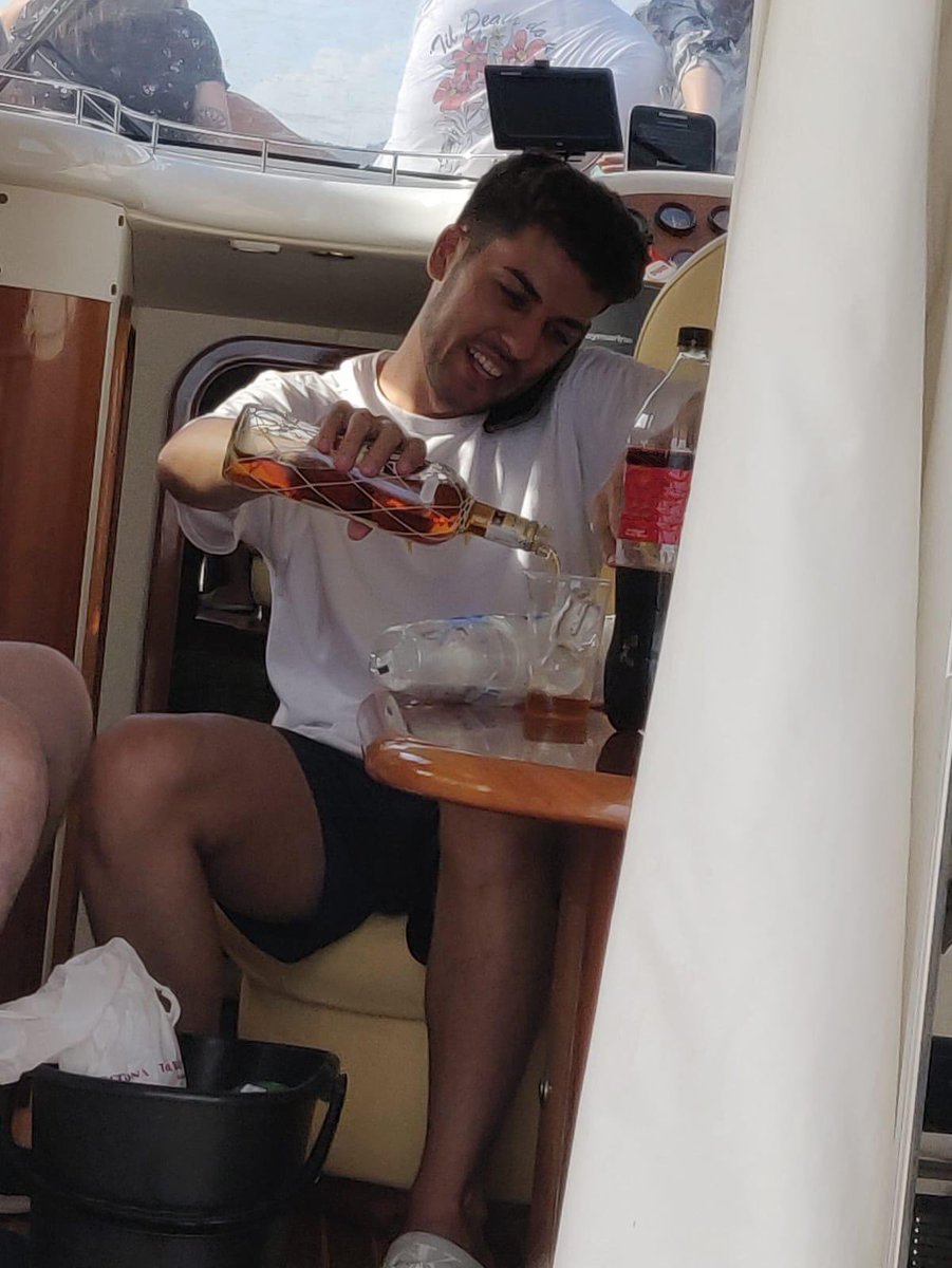 ¿Pues no acabamos de ganar y va este tío y me envía una foto celebrándolo ya?

#werlybputero