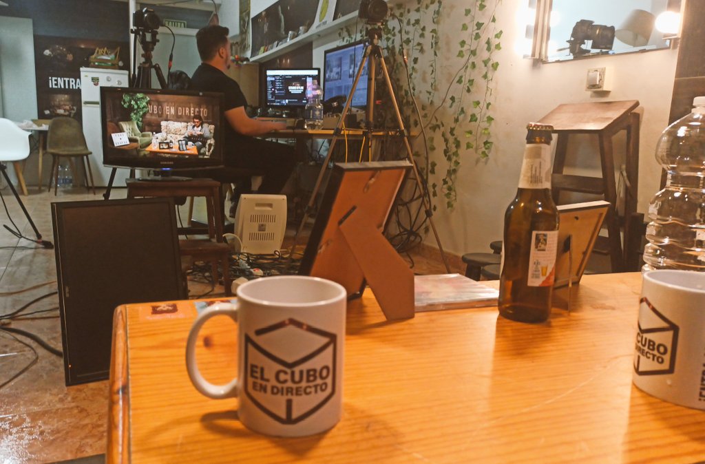 Estamos aquí, en <a href="/Elcuboendirecto/">El cubo en directo</a>. Empezamos en 15 minutos. Y no están aquí ni <a href="/calvoyeur/">David Moya ⧉ ✍️</a> y <a href="/TitoRapha_RG/">Tito Rapha Gorron</a>.