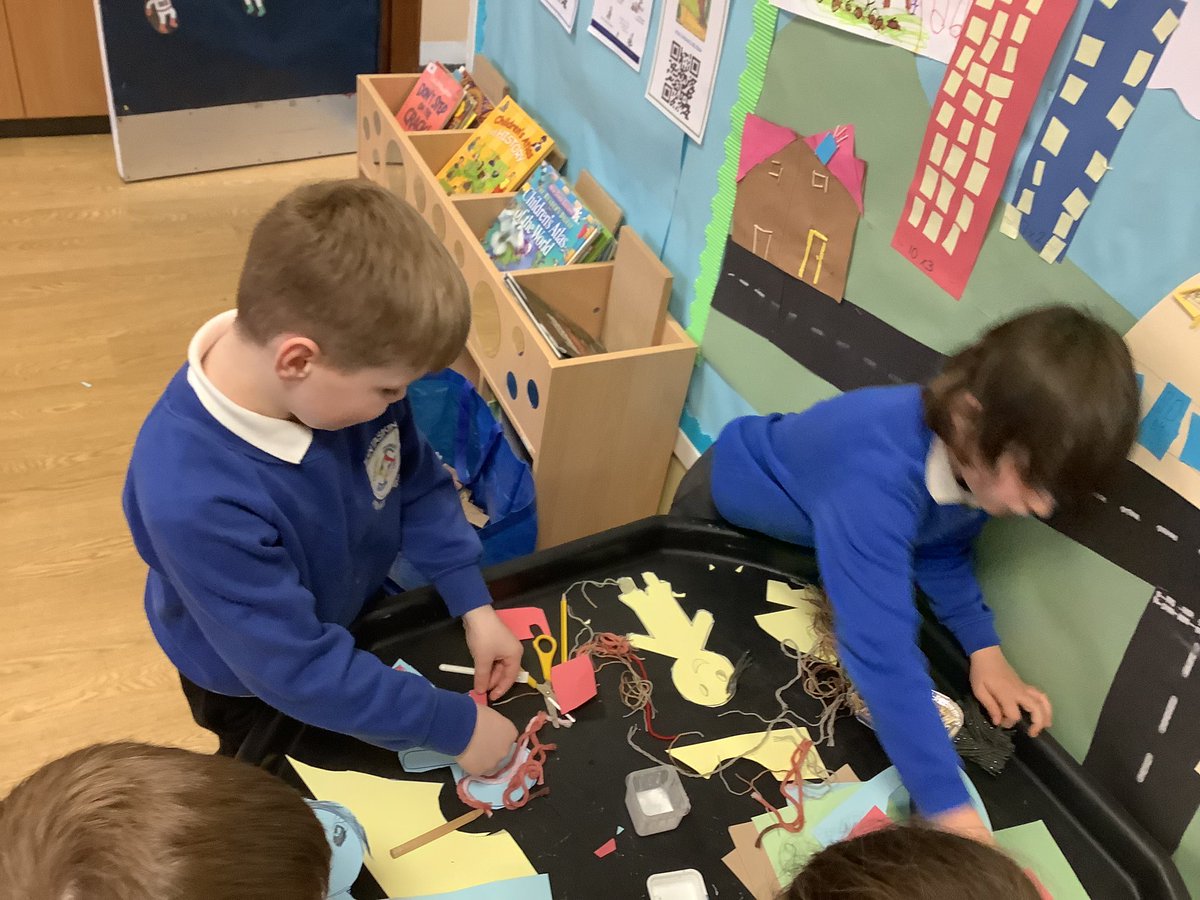 mrsmitchell_l's tweet photo. Lots of creative play today. Painting or drawing daffodils, construction & puppet making #bantCreativity #bantPlay https://t.co/VsDnzFH7yn