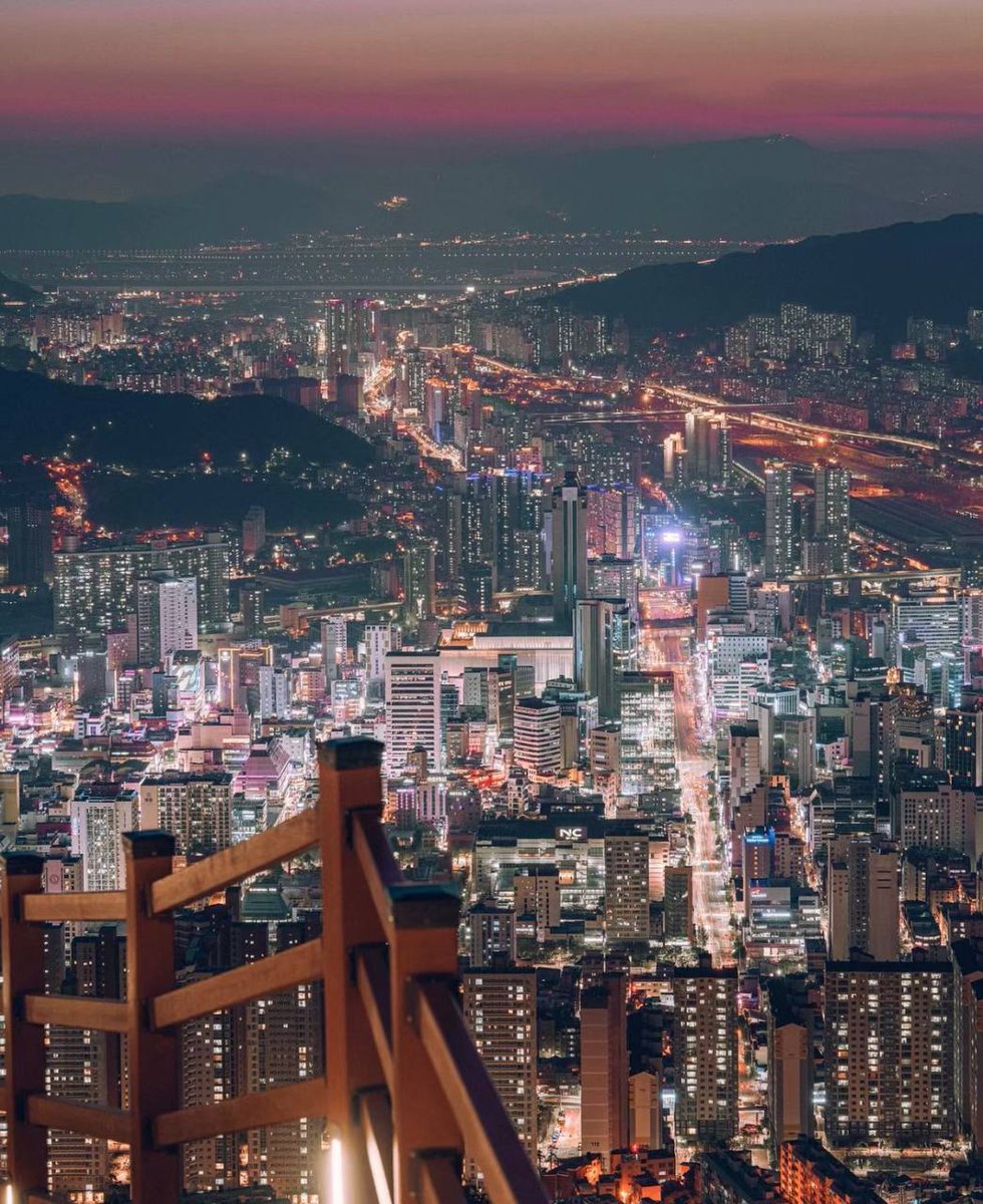 It is really beautiful to stand on the mountain and look at the bustling city with the evening breeze blowing.