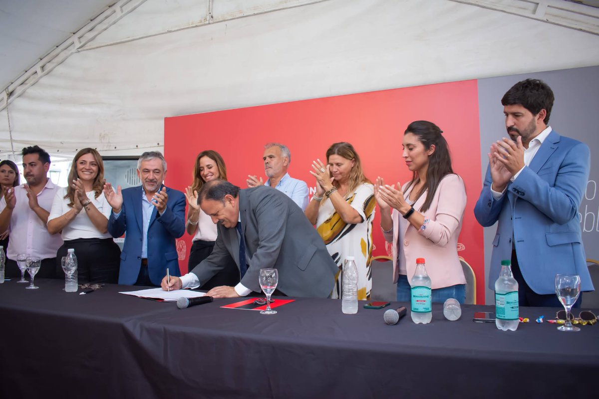 LegislaturaLR's tweet photo. La vicegob @Florelop participó junto al Gob @QuintelaRicardo y la Mtra de DS @vtolosapaz de la entrega de elementos de los programas #Qunitas y #TratoHecho a beneficiarios d Capital
📝 Refendaron convenio de coop con la Cámara Empresarial Riojana
📍Presentaron programa “Mirarnos” https://t.co/8qI2BfhqAX